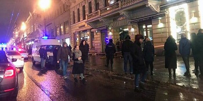 Элитный автомобиль насмерть сбил пешеходов в Петербурге