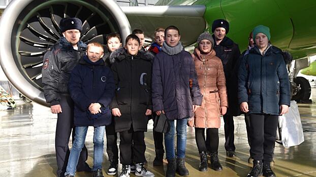 Кадеты из Донецка познакомились с работой «воздушной» полиции и посетили Международный аэропорт Толмачево