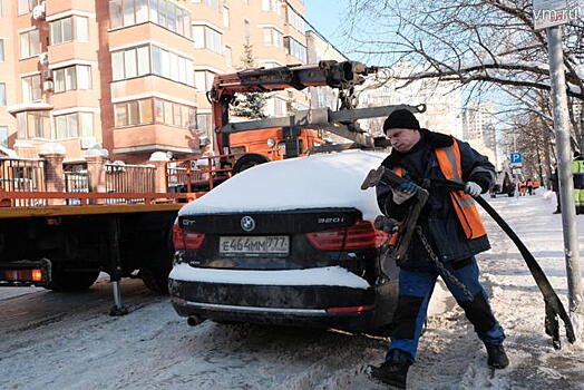 Парковки расчищают от снежных завалов