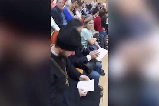 Вице-спикер парламента Якутии Подголов объяснил, что не выгонял с концерта инвалида