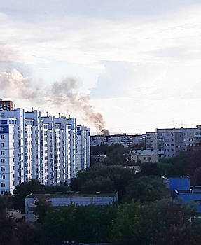 Вспыхнувшая огнем заброшка накрыла столбом дыма Заельцовский район