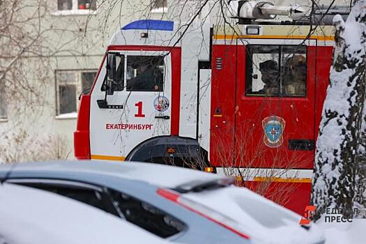 В Екатеринбурге горит многоквартирный дом: жителей эвакуируют