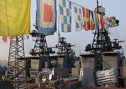На Камчатке в День России состоялся торжественный подъём Государственных флагов и флагов расцвечивания на боевых кораблях ТОФ
