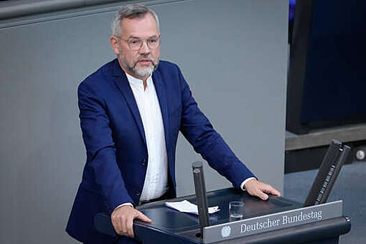 Глава комитета бундестага Рот предложил выкупать оружие у США и передавать Киеву