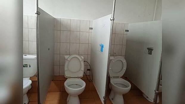 Первоклашки одной из школ Калининграда стесняются ходить в туалет, потому что там нет дверей