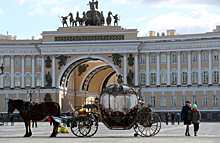 В Петербурге запретили въезд каретам с лошадьми на Дворцовую площадь