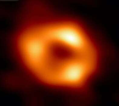 Астрономы изучили более 5000 черных дыр, чтобы выяснить, почему они мерцают