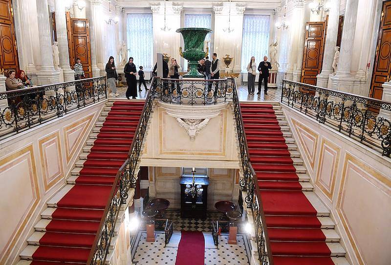 Посетителя Эрмитажа оштрафовали за испорченный стул