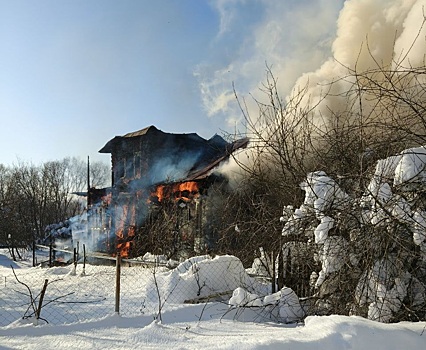 Жилой дом горел на Бору