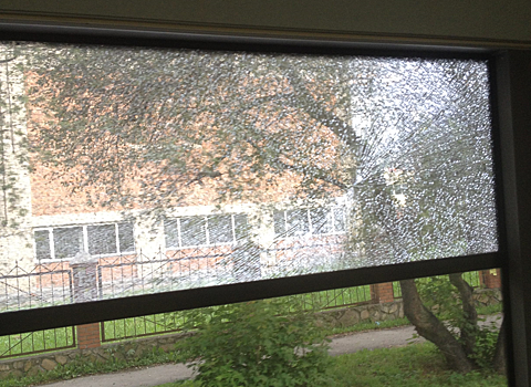 «Это точно был не камень»: трамваю № 13 с пассажирами на ходу разбили стекло