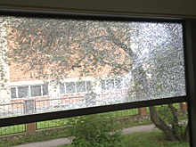 «Это точно был не камень»: трамваю № 13 с пассажирами на ходу разбили стекло