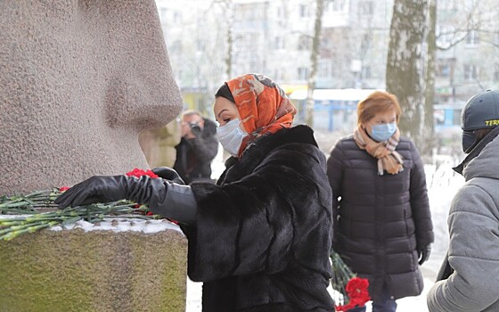В Рязани возложили цветы к памятнику Фёдору Полетаеву