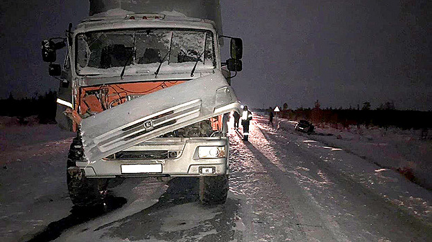 КамАЗ смял легковушку на трассе в ЯНАО. Есть пострадавший. ФОТО