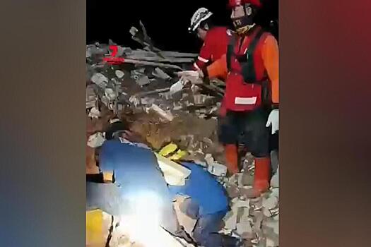 Десятки людей погребены под тоннами грязи и камней после страшного оползня