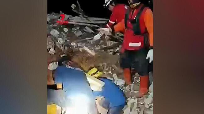 Десятки людей погребены под тоннами грязи и камней после страшного оползня