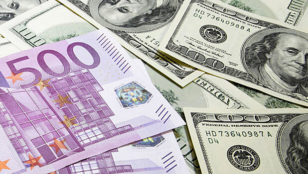 Курс евро к доллару остается на максимуме за два года