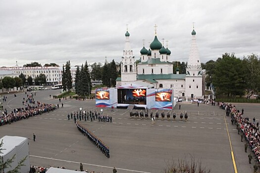 Завершение реконструкции зоны ЮНЕСКО в Ярославле отметили с участием президентского полка