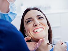 Стоматолог назвал причину белых и коричневых пятен на зубах