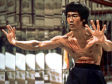 Драчун, философ, символ расовой борьбы: каким предстает Брюс Ли в новом фильме