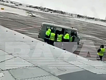 Попытка россиянина выйти из взлетающего самолета попала на видео