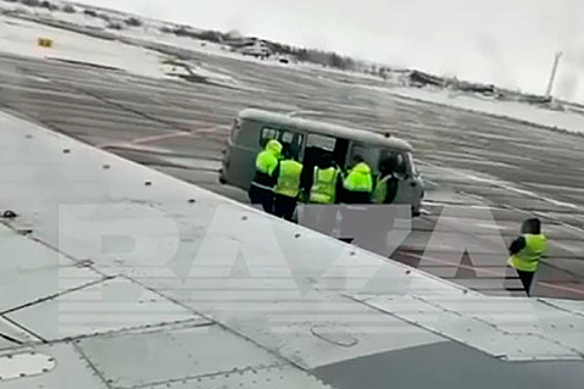 Попытка россиянина выйти из взлетающего самолета попала на видео