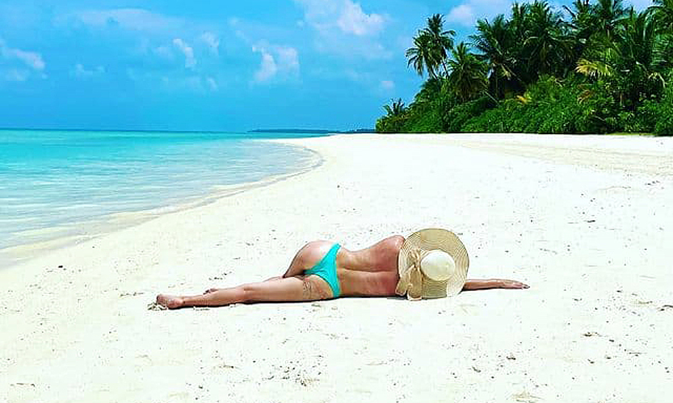Олимпийская чемпионка по фигурному катанию Екатерина Боброва попозировала на пляже на Мальдивах топлес.  