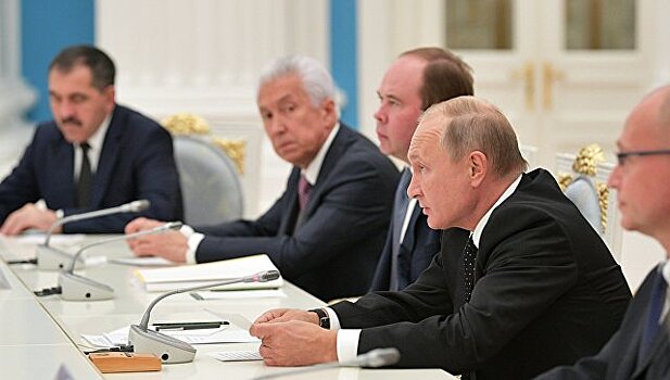 Путин призвал губернаторов не закрываться от людей