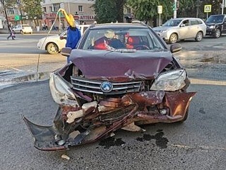 Момент аварии с годовалым ребенком попал на камеру видеорегистратора в Уфе
