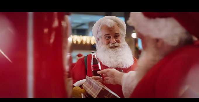 «Миру нужно больше Санта-Клаусов»: Coca-Cola сняла рождественский ролик о добрых поступках
