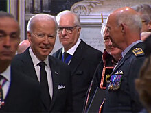 Улыбающийся Байден попал на видео на церемонии похорон Елизаветы II