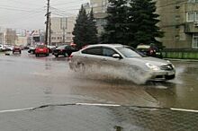 Центр Новосибирска затопило грязной водой из-за коммунальной аварии