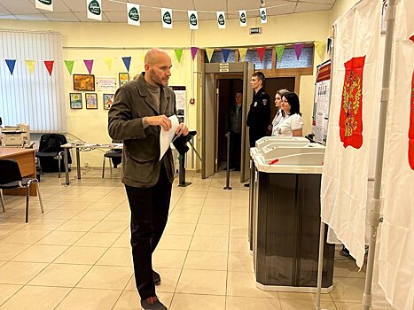 Дмитрий Голубков проголосовал на участке в деревне Жуковка