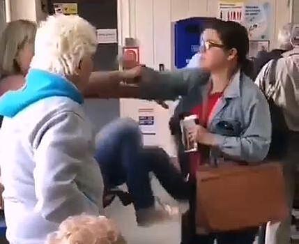 «Не пускай ее»: женская драка из-за очереди на почте во Владивостоке попала на видео