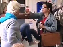 «Не пускай ее»: женская драка из-за очереди на почте во Владивостоке попала на видео