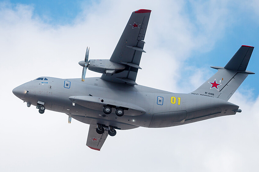 Военно-транспортный самолет Ил-112В во время тренировочного полёта, март 2021 года