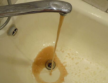 Жители Соцгорода в Ижевске пожаловались на «ржавую» воду из крана