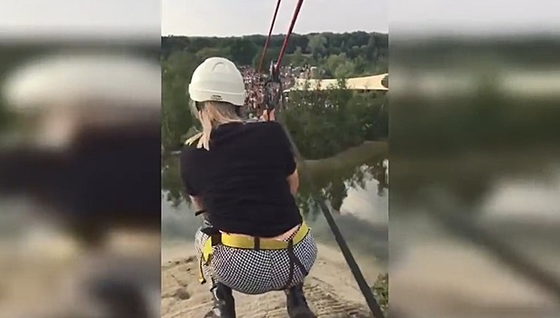 Женщина сломала позвоночник, упав с зиплайна на фестивале в Голландии. Видео