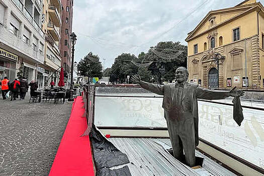 Вдова Паваротти Мантовани раскритиковала построенный возле статуи певца каток