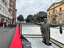 Вдова Паваротти Мантовани раскритиковала построенный возле статуи певца каток