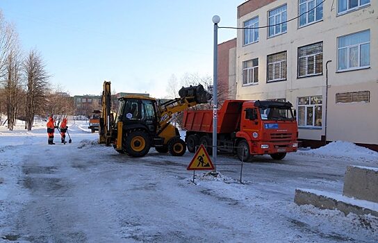 В Кургане школьный двор залит сточными водами