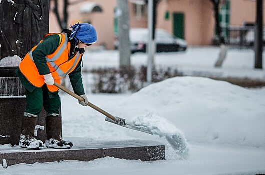 Саратовцы самостоятельно чистят тротуары от снега лопатами