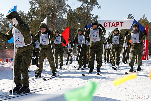На палках между ёлками: в Волгограде лучшие солдаты устроили десятикилометровую гонку