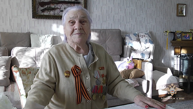 В Красноярске полицейские вручили российский паспорт 90-летней женщине, которая в детстве была узницей концлагеря