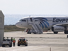 Угонщик самолета EgyptAir выдавал чехлы от мобильников за взрывчатку