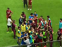 Массовая драка футболистов в матче чемпионата Китая: видео