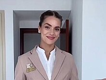 Стюардесса показала пять образов в униформе и покорила пользователей сети