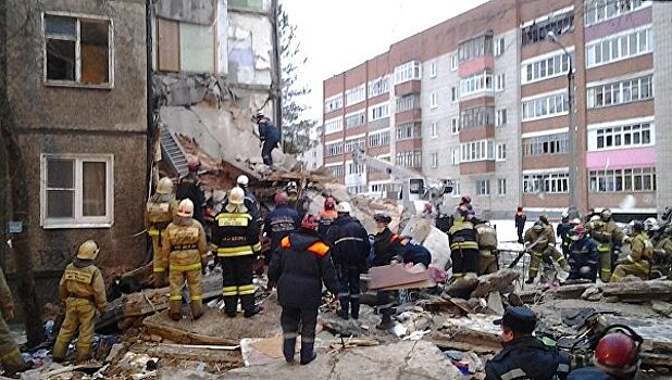 На месте обрушившегося дома в Ярославле работают сотрудники ФСБ