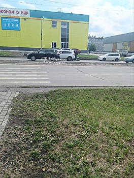 Курьер попал под колеса автомобиля рядом с ТЦ в Новокузнецке