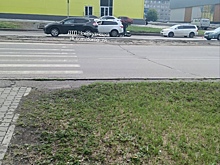 Курьер попал под колеса автомобиля рядом с ТЦ в Новокузнецке