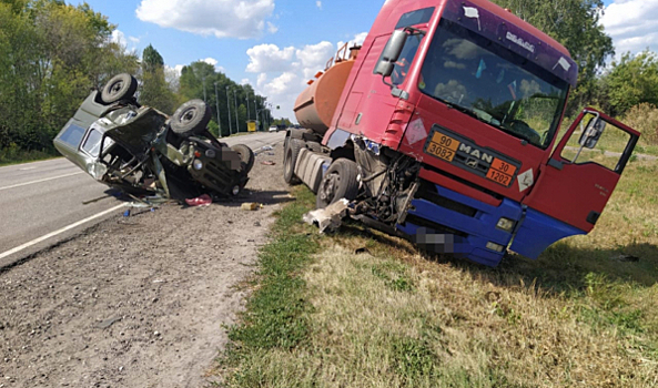 В Воронежской области MAN с цистерной топлива врезался УАЗ